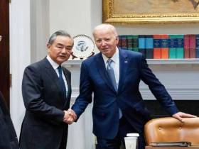 美国总统拜登在（白宫）会见到访的中共中央政治局委员、外交部长王毅